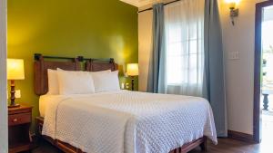 Rúm í herbergi á Travellers Beach Resort