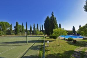 ein Tennisplatz mit einem Tennisplatz in der Unterkunft Leonina Country House by Francigena Apartments in Casetta