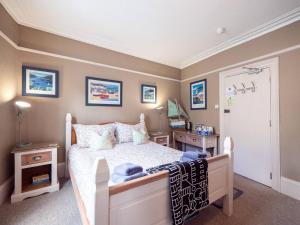 Postel nebo postele na pokoji v ubytování Cosy B&b With Parking Above Caf Alf Resco