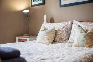 Postel nebo postele na pokoji v ubytování Cosy B&b With Parking Above Caf Alf Resco