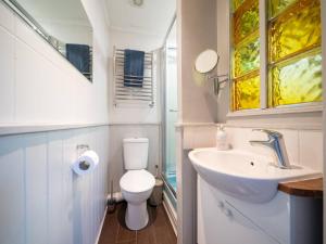 Koupelna v ubytování Cosy B&b With Parking Above Caf Alf Resco