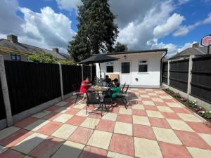 two people sitting at a table on a patio at Peaceful 3 bedrooms house to rent in East London in Dagenham