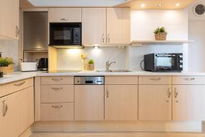 a kitchen with a sink and a microwave at StrandMöwe in Burgtiefe auf Fehmarn 