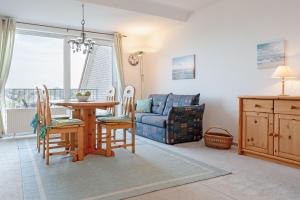 a living room with a table and chairs and a couch at Strandschlösschen 31 in Haffkrug
