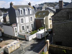 a white truck parked in front of a white house at Chambre D'hôte Villa Maurice in Étretat