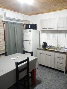 Kuchyň nebo kuchyňský kout v ubytování Hospedaje Oscar