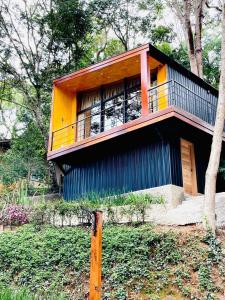 El edificio en el que está el chalet de montaña