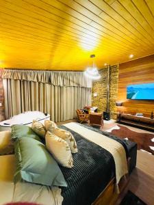 Una cama o camas en una habitación de Requinte dos Pinhais Chalé Rubi