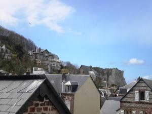 a city with houses and a mountain in the background at Chambre D'hôte Villa Maurice in Étretat