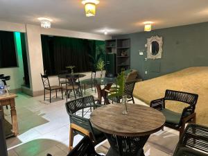 Posezení v ubytování Quarto em casa de praia com estacionamento