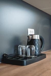 Příslušenství pro přípravu čaje a kávy v ubytování ARA Lux Apartments