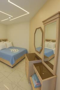 Giường trong phòng chung tại Relax in Style at Porto Said ,Chalets