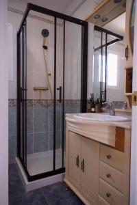 ein Badezimmer mit Dusche und Waschbecken in der Unterkunft Authentic Andalusian Boho Villa - Pool - Garden-BBQ- 7 Guests in Benalmádena