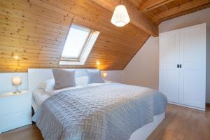 ein Schlafzimmer mit einem Bett und einer Holzdecke in der Unterkunft Appartementhausanlage Tiemann Bernstein in Kellenhusen