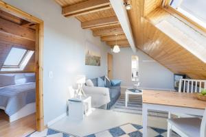 ein Wohnzimmer mit einem Bett und einer Couch in der Unterkunft Appartementhausanlage Tiemann Bernstein in Kellenhusen