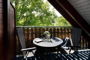 einen Tisch und Stühle auf einer Veranda mit einem Fenster in der Unterkunft Appartementhausanlage Tiemann Bernstein in Kellenhusen + 24 Fotos