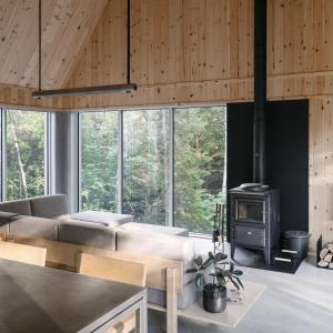 ein Wohnzimmer mit Sofa und Herd in der Unterkunft The Gale in Rawdon
