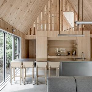 eine Küche mit Holzdecke, Tisch und Stühlen in der Unterkunft The Gale in Rawdon