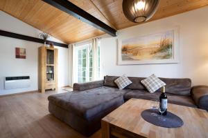 una sala de estar con un sofá y una mesa en Chalet Ostsee A, en Dahme