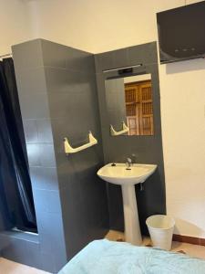 un bagno con lavandino e specchio di Hostal El Torero ad Alcalá de Henares