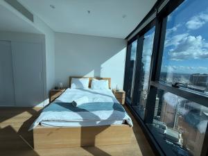 Voodi või voodid majutusasutuse Amazing views 60th level skytower 3 bedrooms toas