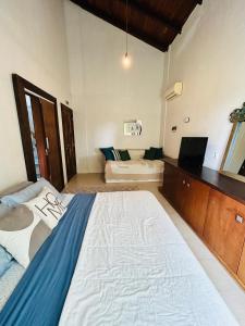Postel nebo postele na pokoji v ubytování Quarto em casa de praia com estacionamento