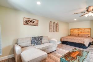 Χώρος καθιστικού στο Studio Stay with Deck in Missouri Wine Country