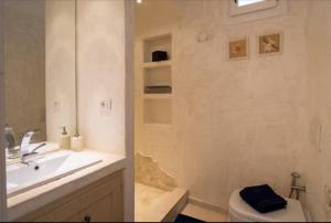 une salle de bain avec un lavabo et des toilettes dans l'établissement Incantevole Appartamento a Porto Cervo, à Liscia di Vacca 25 autres photos