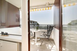 ein Balkon mit Tisch und Stühlen und Aussicht in der Unterkunft Haus Meeresblick Wohnung 79 in Kellenhusen