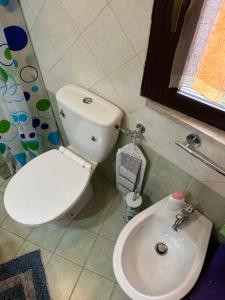 Kúpeľňa v ubytovaní Cottage Gole Alcantara Pafumi + 37 fotografií