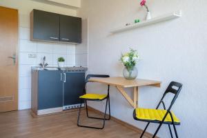 Kuchyň nebo kuchyňský kout v ubytování Blankwasserweg 131 Lensterstrand Oase Bungalow 3