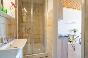 Koupelna v ubytování Blankwasserweg 131 Lensterstrand Oase Bungalow 3
