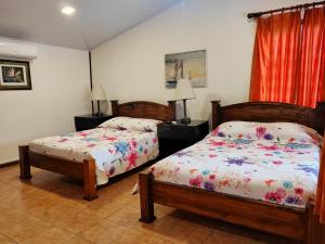 Postel nebo postele na pokoji v ubytování Hotel Los Ranchos