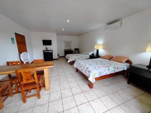 Postel nebo postele na pokoji v ubytování Hotel Los Ranchos