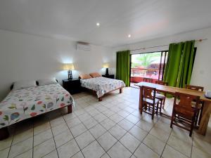 Postel nebo postele na pokoji v ubytování Hotel Los Ranchos