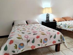 Postel nebo postele na pokoji v ubytování Hotel Los Ranchos