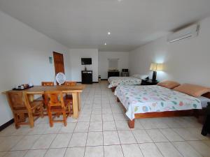 Postel nebo postele na pokoji v ubytování Hotel Los Ranchos