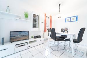TV a/nebo společenská místnost v ubytování Haus Titania Wohnung 1