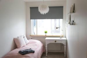Postel nebo postele na pokoji v ubytování Sogavegur 103