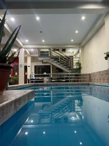 una piscina con acqua blu in un edificio di Hotel Luxor Pucallpa a Pucallpa