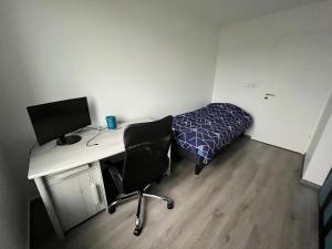 TV a/nebo společenská místnost v ubytování Chambre privée avec bureau + 2 fotografie