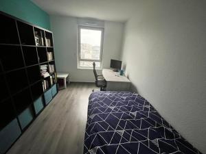 Postel nebo postele na pokoji v ubytování Chambre privée avec bureau