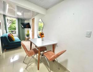 ein Wohnzimmer mit Tisch und Stühlen in der Unterkunft Increible Apto 10Min Base Aérea - Aquaparque Caña in Cali