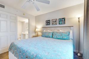 Un dormitorio con una cama azul y un ventilador de techo. en Island Princess 219, en Fort Walton Beach 22 fotos más