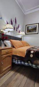Un dormitorio con una cama grande con dos lámparas. en Hospedaje CASA REAL, en Huancayo