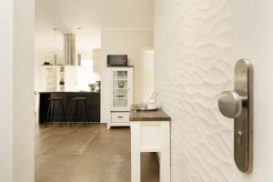 a kitchen and living room with a counter and a table at Strandresidenz Vogelflug App 8 in Fehmarnsund