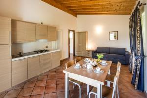 cocina y comedor con mesa y sillas en Appartamenti Livia, en Gargnano