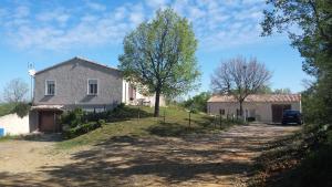 una casa al lado de un camino de tierra en Gorges du Verdon - Lac Sainte-Croix, en Montagnac