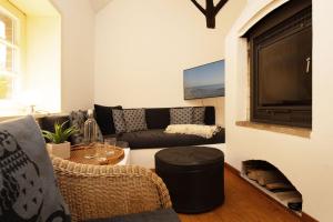 a living room with a couch and a tv at Reetdachkate in Gosdorf