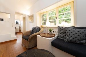 a living room with a couch and a table at Reetdachkate in Gosdorf